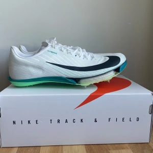 Maxfly 2 - Hej! Jag säljer mina Nike Zoom Maxfly 2. Endast testade ett fåtal gånger så de är i nyskick, förutom den lilla flärpen som sitter runt skosnöret som tyvärr var uppriven vid köp. Storlek 41 unisex. Nypris ca 2750kr. Bara att skriva om du har någon fråga!