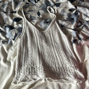 Vitt linne - Säljer en söt vit stickad linnetopp perfekt för sommaren. Den har inte använts så värst många gånger och är i bara bra skick! 