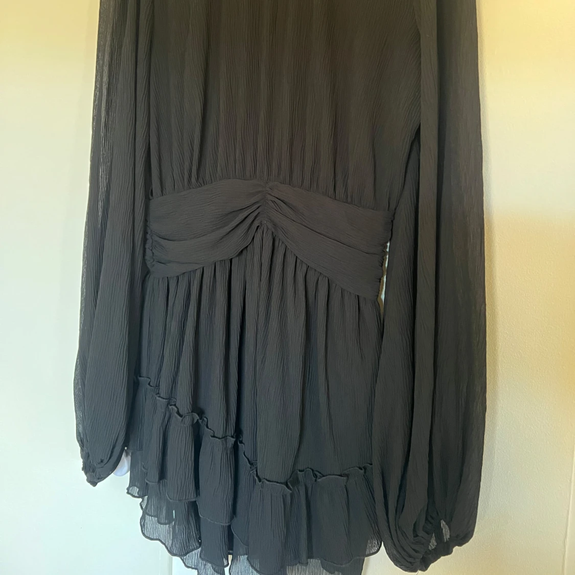 Svart klänning med volangdetaljer - 1