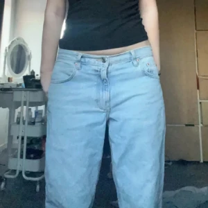 Jeans - Fina jeans från Gina tricot, modellen är straight midwaist. Kommer inte till användning längre, men inga tydliga defekter syns. Midjemått: 43cm innerben:77