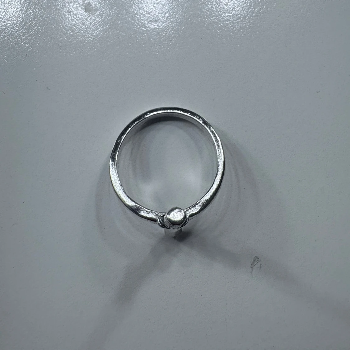 Silverfärgad ring med svärd-detalj - 2