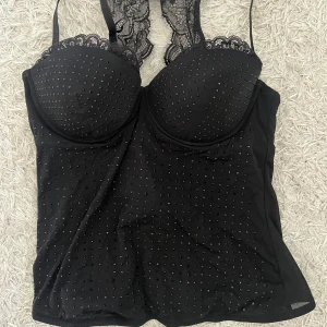 Intimissimi korsett - intimissimi korsett med stenar🖤🖤 storlek M men passar nog S också beroende på kupstorlek