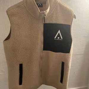 Beige fleeceväst från WearColour - Beige fleeceväst med dragkedja och hög krage från WearColour. I princip helt oanvänd och perfekt nu till våren 😍🙌🏻