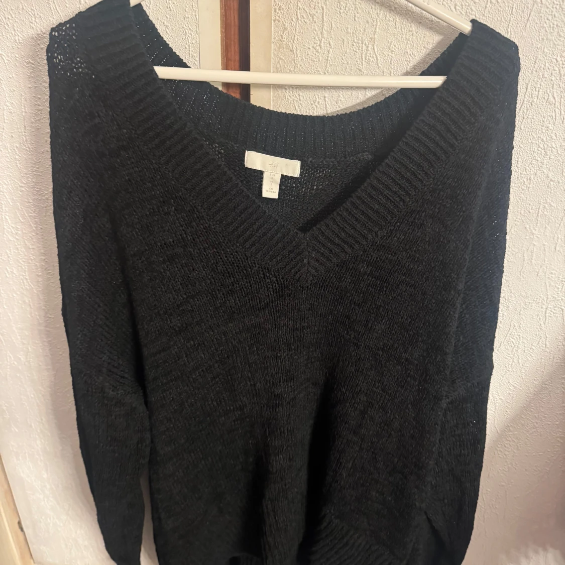 Svart stickad v-ringad tröja från H&M