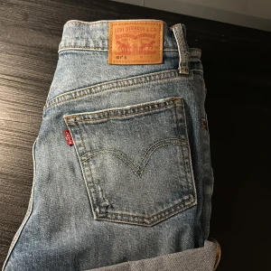 Levi's jeansshorts - Hej! Säljer mina Levis short som då varit ett par straight jeans som då var väldigt väldigt korta i längden. Jag har då klippt av, de va några år sen och har vuxit ur dom så får inte på mig dom nu tyvärr:/ dom sitter annars super fint! Bara att skriva om det är några frågor annars tryck ”köp nu” så postar jag🤗