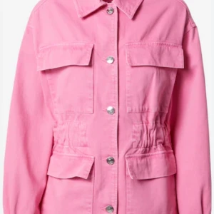 Rosa jeansjacka med fickor - Säljer en rosa utilityjacka från Gina Tricot med fyra stora fickor framtill och markerad midja med resår. Jackan har klassisk krage, knappar och lång ärm. Perfekt för dig som vill ha en färgstark och praktisk jacka.