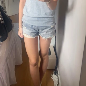Gråa Jeans Shorts  - Säljer mina gråa jeansshorts från Zara då de inte kommer till användning. Supersnygga med slitningar och medelhög midja. Köpta i somras men endast använda ca 3-5 ggr i somras.  💖💖