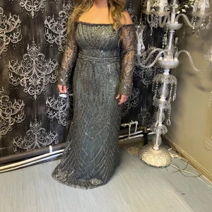 Glittrig långklänning med offshoulder och transparenta ärmar - Endast använd 1 gång. Är i nyskick 