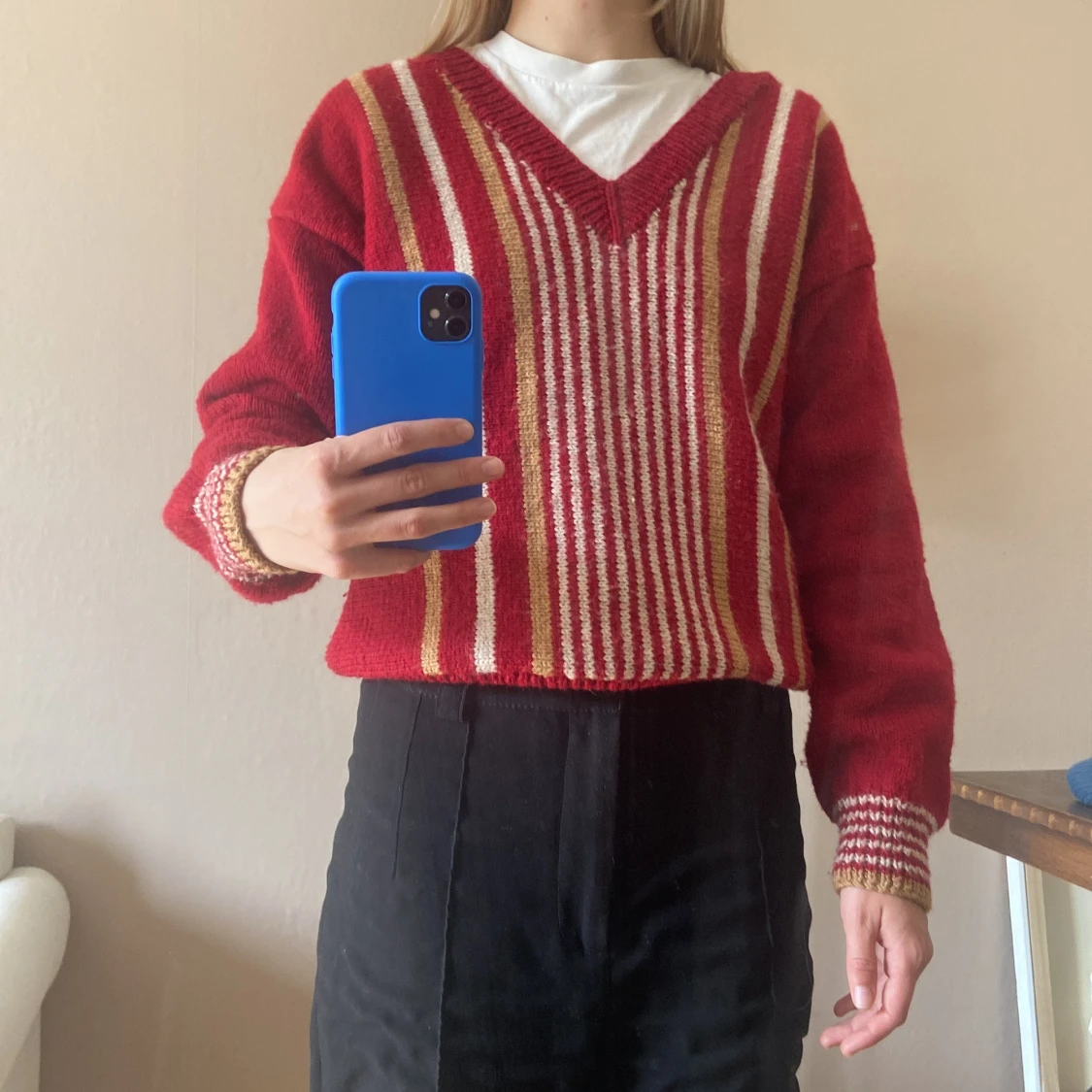 Röd stickad tröja med ränder