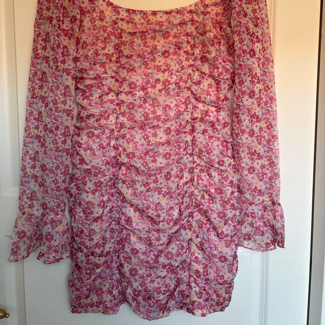 Blommig rosa långärmad klänning med volang - 2