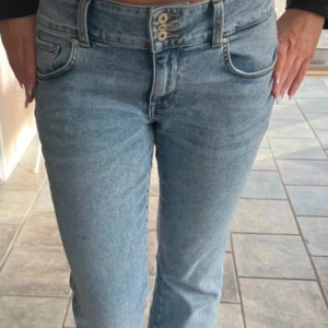Lågmidjade bootcut jeans  - Lågmidjade bootcut jeans från crockerhouse med tre knappar. Stora i storleken och skulle nog passa L också😊  Ytterben:94cm Innerben:70cm Midja rakt över:37cm Grenhöjd:23cm  Skriv för fler bilder eller frågor🩷