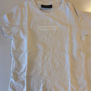 Vit t-shirt från Peak Performance - Snygg peak T-shirt som inte passar mig 