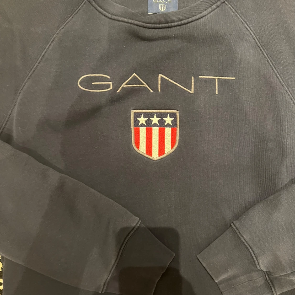 Mörkblå sweatshirt från GANT med broderad logga - 2