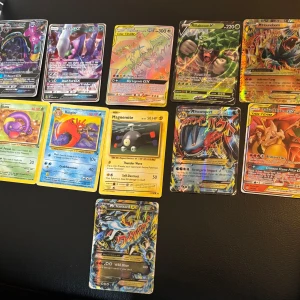 Pokémonkort - Ekans, Kingler, Magnemite - Tre klassiska Pokémonkort: Ekans (grön bakgrund), Kingler (blå bakgrund) och Magnemite (gul bakgrund). Korten har tydliga illustrationer av respektive Pokémon och visar deras attacker och HP. Perfekt för samlare eller nostalgiker!