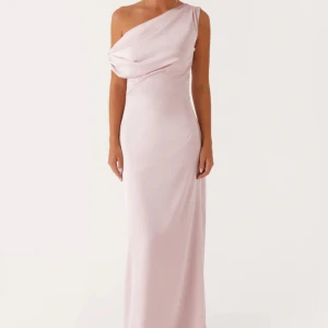 Ljusrosa balklänning från peppermayo - Köpte klänningen inför min bal men är lite liten för mig så säljer därför vidare. I storlek 36 och helt oanvänd 🩷 hör av dig om du är intresserad och är flexibel på priset!