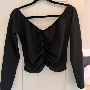 Topp  - Svart topp från Even&Odd i storlek S