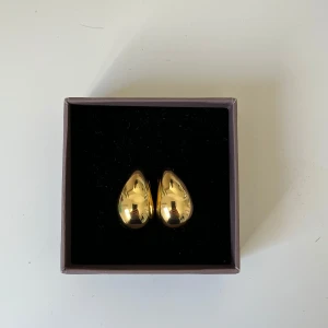 Guldiga droppformade örhängen - Skriv, privat för mer information 