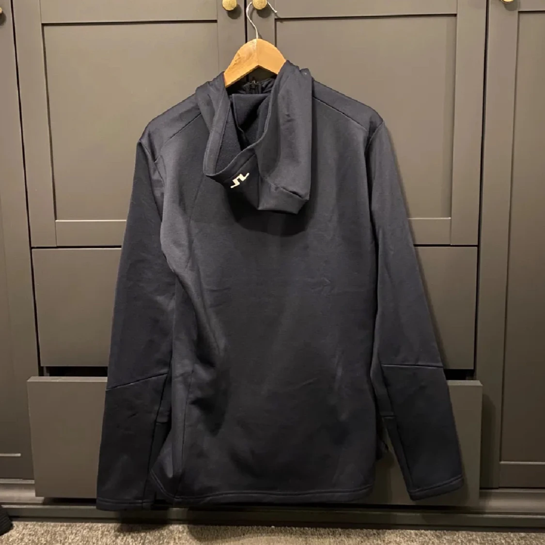 Mörkblå hoodie från J.Lindeberg - 2