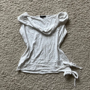 Trendig topp - Vit offshoulder topp med knytning i sidan. Ger en traperad passform! Unik och så snygg💖
