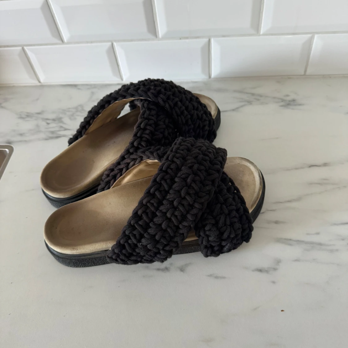 Svarta tofflor från Inuikii