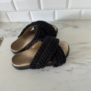 Svarta tofflor från Inuikii - Svarta tofflor från inuiiki. Den har lossnat lite längst fram som man ser på de sista bilderna men inget som stör egentligen men går att limma