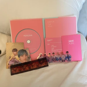 BTS Map of the Soul: Persona Album - Albumet är solblekt vilket är orsaken till den vita färgen. Den innehåller allt som finns på bilderna, alltså så ingår pc av V. Köptes på vinted för ca 1 år sedan så vet ej om cd-skivan funkar då den aldrig är körd. Förutom det vita så är den alltså i nyskick. Meddela för fler bilder, priset är inte fast.