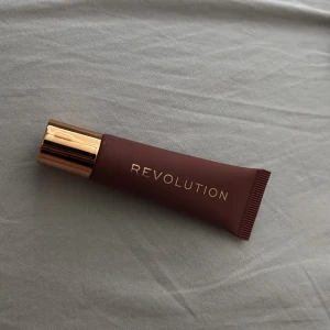 Juicy Peptide Lip Balm Latte från Revolution - Enbart testat. Juicy Peptide Lip Balm i färgen Latte från Revolution. Tuben är brun med guldfärgat lock och text i guld. Perfekt för att återfukta läpparna och ge en lätt tonad finish.
