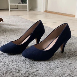 Supersnygga klackar! - Super snygga klackar, passar tyvär inte 🥲Skorna är storlek 36 med wide fit, passade. Använda en gång, alltså superbra skick! 