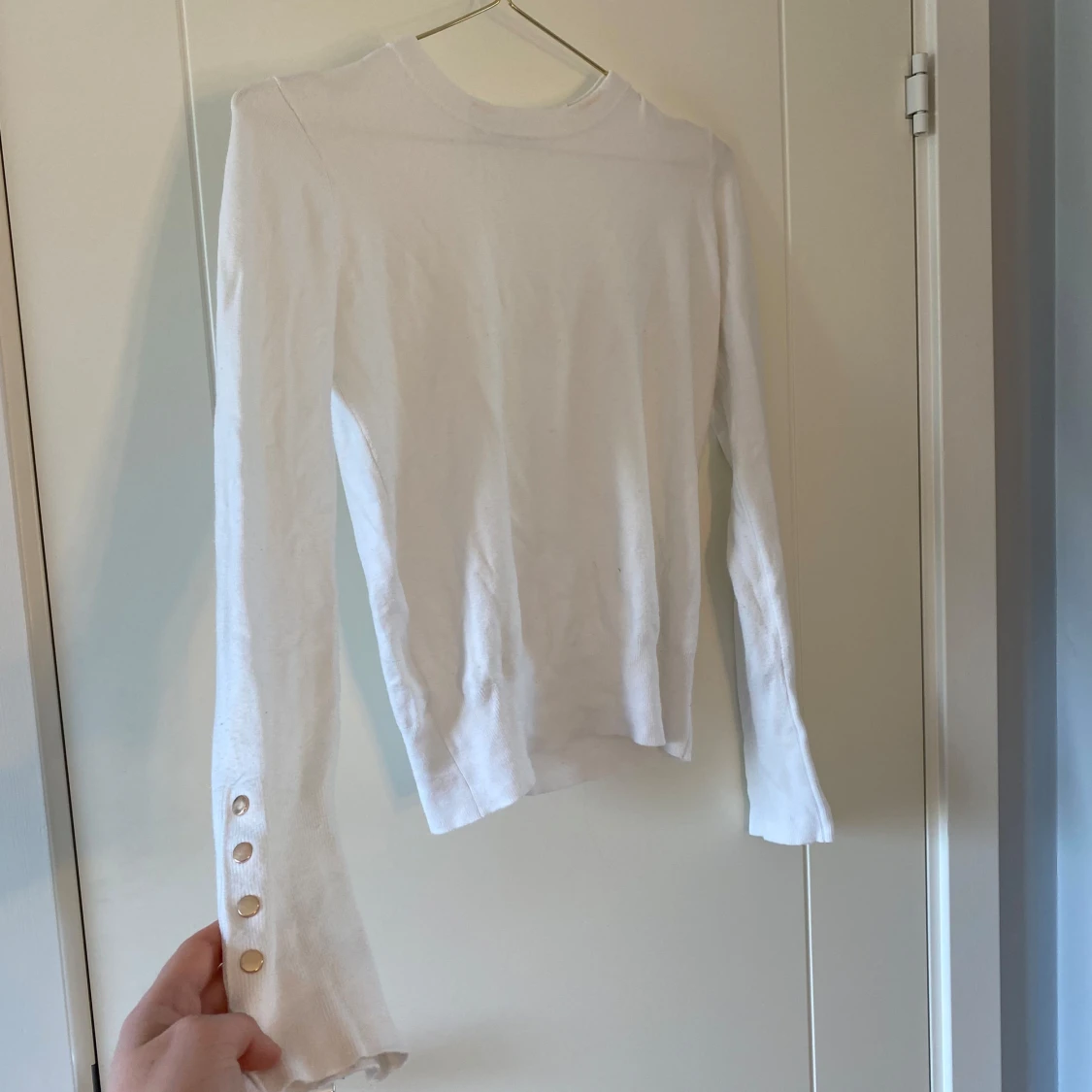 Vit långärmad tröja med knappar - 1