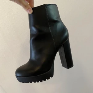 Stövletter  - Stövletter från H&M. Strl 35. Använda 1 gång. Klackhöjd: 11 cm.