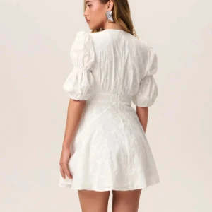 Vit kortklänning med puffärmar och broderade detaljer från Adoore - Vit klänning från Adoore! Perfekt till studenten, endast använd en gång 