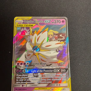 Pokémonkort - Solgaleo & Lunala GX, Arceus & Dialga & Palkia GX, Zacian V, Zekrom - Fyra samlarkort från Pokémon TCG: Solgaleo & Lunala GX Tag Team, Arceus & Dialga & Palkia GX Tag Team, Zacian V,sharpedo ex,lapras v och Zekrom. Alla korten har holografisk finish och färgstarka illustrationer. Perfekt för dig som vill utöka din Pokémonkort-samling.