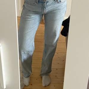 Low wasit jeans  - Jeans med låg midja och lös form. Använda men syns inte mycket (inga fläckar osv). 😇 Dom sitter väldigt fint, men eftersom jag rensar garderoben och dessa sitter lite väl tajt på mig så vill jag bara bli av med som därav det billiga priset! 🥰 Kolla gärna in fler plagg jag säljer då ALLT är till lågt pris eftersom jag vill bli av med allt. 