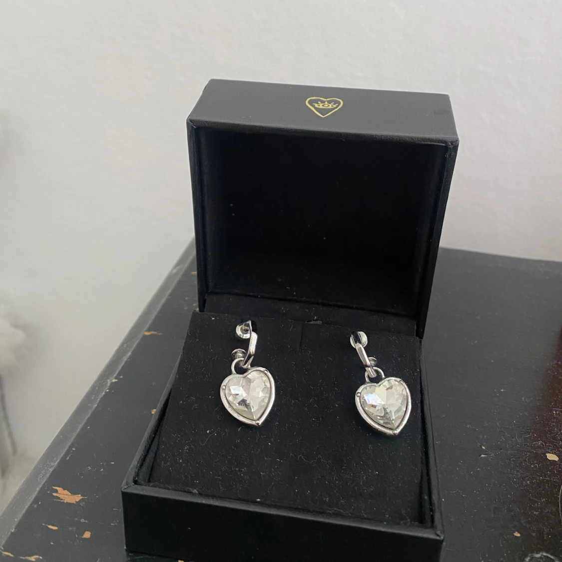 Silverfärgade hjärtformade örhängen med kristall