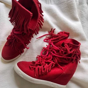 Fransskor - röda fransskor storlek 36 men jag som har 37 kan också ha de!❤️‍🔥❤️‍🔥 sjukt snygga och populära! har små tecken på användning men annars jättebra skick💥💥