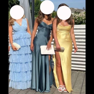 Grön/blå balklänning  - (Klänningen i mitten) jätte fin använd en gång, nypris 2000 kr! Skriv för fler bilder eller frågor. Lappen ör bort klippt men skulle gissa på att storleken är s/m