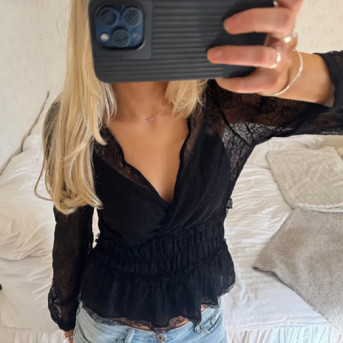 Svart spetsblus med volang - 1