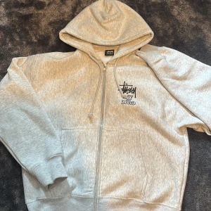 Stussy hoodie - Säljer en riktigt fett stussy hoodie i 10/10 skick använd enbart 2 3 gånger. Köpt i stussy butiken i London för 1700kr.