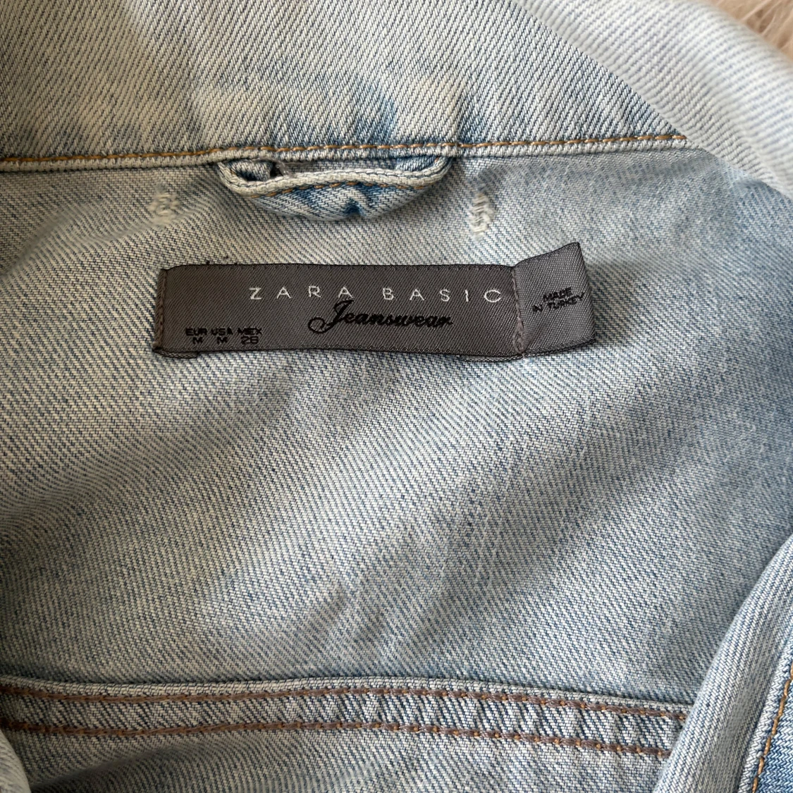 Ljusblå jeansjacka med slitningar - 4