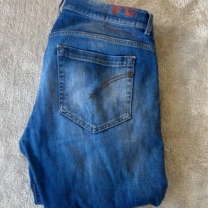 Dondup jeans ( George ) - Tja! Säljer dessa trendiga jeansen från Dondup. Skicket är ungefär 9/10 då dom inte är använda mycket. Storleken är 34 men passar 33 bättre. Hör av dig vid minsta funderingar!