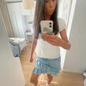 low waits jeans kjol - low Waits ljusblå jeans kjol med volanger🥰