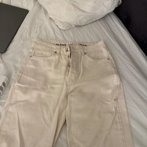 Creme white jeans  - Vita / beiga jeans ifrån bikbok i strl W27 L32 knappt använda, säljer även dessa i en mindre storlek 
