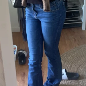 Lågmidjade jeans  - Säljer ett par lågmidjade jeans. Inget tecken på användning då de inte passar min stil längre. Köpta i Dubai i en jeans affär därav vet jag ej märket. Jag har storlek 25/26 i midjan men de är stetch i dem så passar nog upp till 28 i midjan. Storlek 32 i benen 