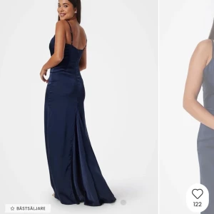 Marinblå långklänning med smala axelband - Fin mörkblå långklänning i satin med smala axelband och lätt draperad urringning. Perfekt för festliga tillfällen tex balen årskur 9. Använd endast en gång. 