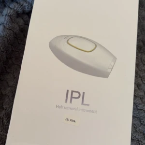 IPL hårborttagningsinstrument i rosa - Aldrig använd!                                                         Säljer en IPL hårborttagningsapparat i metallicrosa med tillhörande strömadapter. Perfekt för smidig och effektiv hårborttagning hemma. Kommer i originalförpackning.