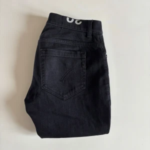 Dondup George - Säljer ett par svarta jeans från Dondup  i storlek 30.  Mycket fint skick! Nypris runt 3000kr. Säljes för 699kr. Hör av er vid frågor.