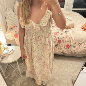 Blommig långklänning med volang - (intressekoll) en söt långklänning med blommigt mönster i ljusa färger från h&m. öppen för byten och pris går att diskutera❤️