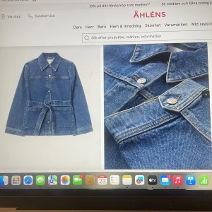 SÖKER!!! Jeansjacka med bälte - SÖKER!! en klassisk blå jeansjacka med bälte i midjan.