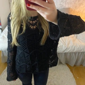 Svart virkad tröja med mönster - En svart virkad tröja med snyggt hålmönster💕