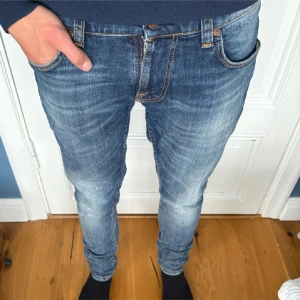 Nudie Jeans - Säljer ett par feta jeans från Nudie! Bra skick och diskuterbart pris! Modell: 178cm 65kg. Hör av er för andra frågor å sånt!